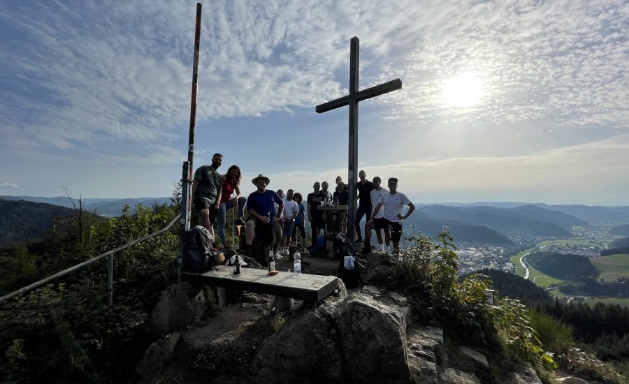 team auf der bergspitze