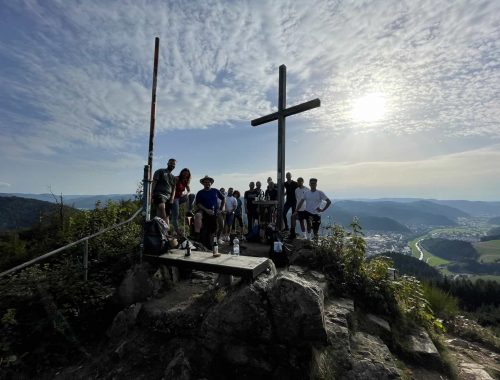 team auf dem berggipfel