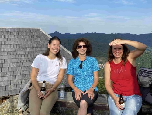 3 frauen auf dem berg