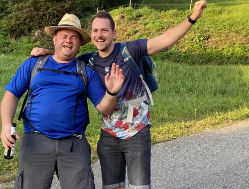 2 teammitlglieder beim wandern