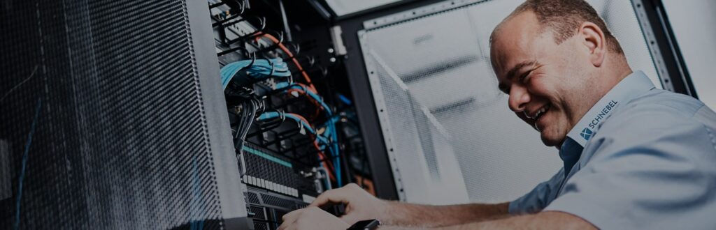 techniker vor server