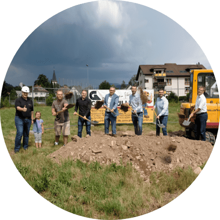 schnebel-team-mit-spaten-auf-baustelle