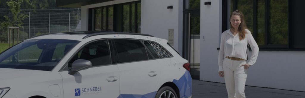 frau vor dem schnebel vom vertriebsaussendienst